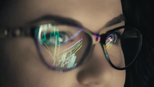 Reflexión Gafas Mujer Las Cartas Comerciales Una Agente Negocios Estudia — Vídeo de stock