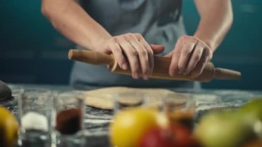 Kadın eli merdaneyle hamuru çeviriyor. Kız mutfakta evde lezzetli hamur işleri hazırlıyor. Yüksek kalite 4k görüntü