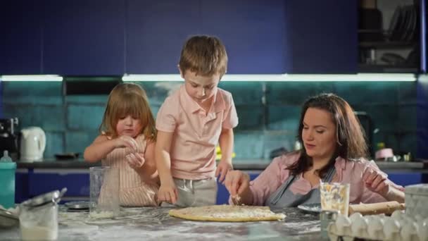 Glückliche Familie Bereitet Pizza Der Küche Der Junge Schmeckt Und — Stockvideo