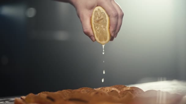 Primer Plano Las Manos Femeninas Exprimiendo Limón Pastel Postre Cocinar — Vídeos de Stock