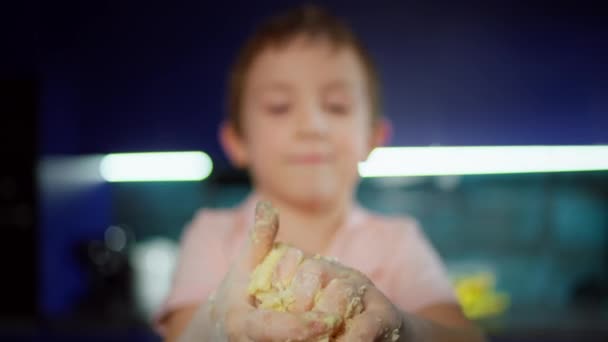 Zbliżenie Chłopaka Który Żartobliwie Ugniata Ciasto Dziecko Pomaga Rodzicom Kuchni — Wideo stockowe