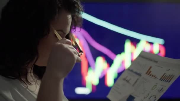 Kaukázusi Női Bróker Egy Kereskedési Táblázattal Rendelkező Monitor Előtt Egy — Stock videók