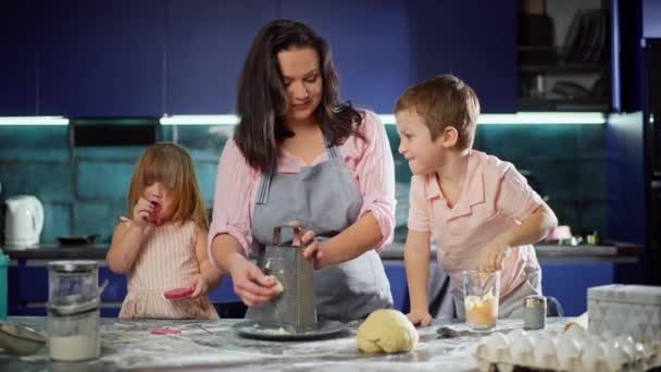 Μητέρα Γιος Και Κόρη Μαγειρεύουν Μαζί Στην Κουζίνα Παιδιά Βοηθούν — Αρχείο Βίντεο