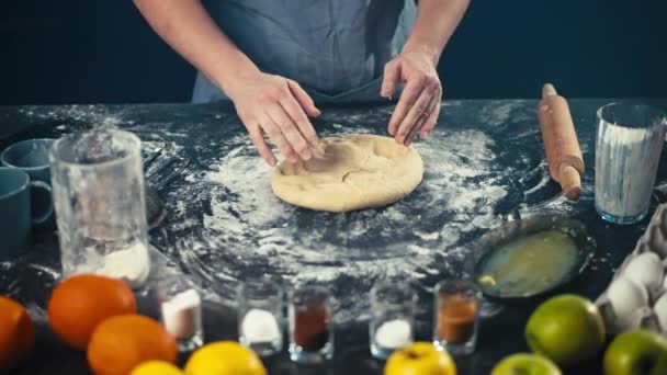 Slow Motion Video Γυναικεία Χέρια Τυλίγουν Ζύμη Για Ψωμί Ψήσιμο — Αρχείο Βίντεο