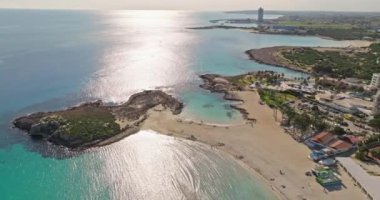 Hava manzaralı Ayia Napa Kıbrıs. Güzel kumlu plajlar, Akdeniz 'in kayalık kıyıları. Burası çok lüks bir yer. Adada dinlenmek ve dinlenmek. Yüksek kalite 4k görüntü