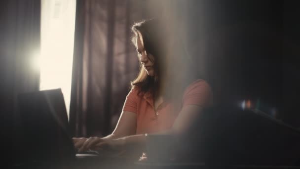 Белая Женщина Работает Компьютером Домашнем Офисе Бизнесвумен Печатающая Клавиатуре Пишет — стоковое видео