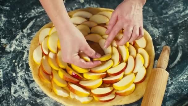 Τοποθετούμε Κομμάτια Μήλου Στη Ζύμη Για Ψήσιμο Μαγειρεύω Μια Νόστιμη — Αρχείο Βίντεο