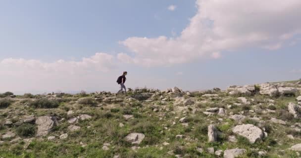 Sırt Çantasıyla Dağlarda Yürüyüş Yapan Kafkas Atletik Kadın Gün Batımında — Stok video