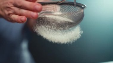 Un elek ellerken yavaş çekim videosu. Bir kadın aşçı tarafından evde ekmek keki ve turta pişirmek. Yüksek kalite 4k görüntü