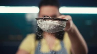 Beyaz kadın hamur için un topluyor. Ev hanımı aşçısı mutfakta lezzetli hamur işleri hazırlar. Yüksek kalite 4k görüntü