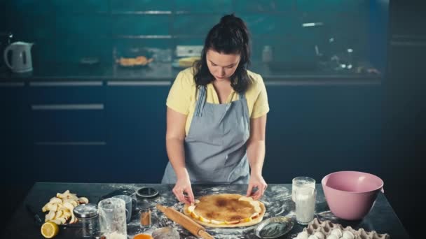 女性は台所で手作りのアップルパイを準備します 自宅で甘いベーキングのためのアップル生地を作る 高品質4K映像 — ストック動画