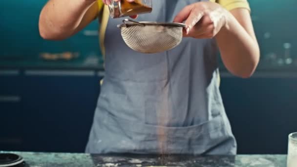 シェフはパイ生地にシナモンを追加します 台所で甘いペストリーの形の準備 高品質4K映像 — ストック動画