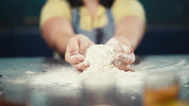 Kafkasyalı Neşeli Kadının Ile Pişirmeye Hazır Olduğu Yavaş Çekim Videosu — Stok video