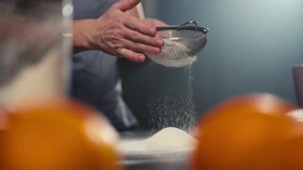 ふるいを通して小麦粉をふるいにかけるのクローズアップスローモーションビデオ プロのシェフがキッチンで生地を調理します 高品質4K映像 — ストック動画