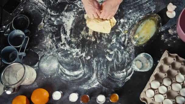 女性的手在桌上用面粉揉搓面团 制作和烘焙糕点和自制面包 高质量的4K镜头 — 图库视频影像