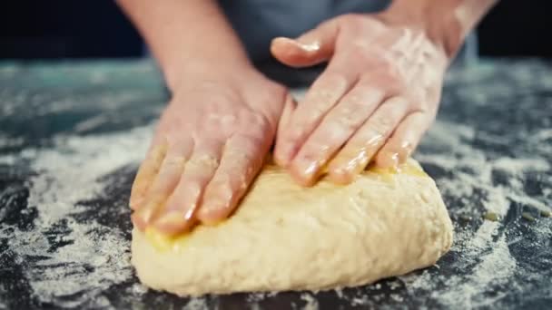 Großaufnahme Eines Küchenchefs Der Teig Eine Pizzapfanne Formt Kochen Sie — Stockvideo