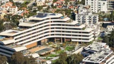 Havuzu olan otel odalarındaki lüks süitlerin havadan görüntüsü. Eğlence kompleksi olan şehir manzarası. Yüksek kalite 4k görüntü
