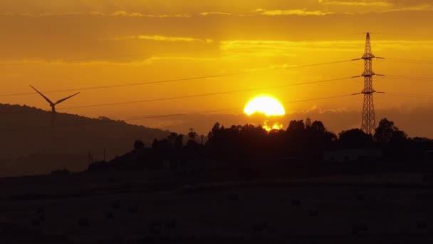 Αεροφωτογραφία Των Ανεμόμυλων Και Των Γραμμών Ρεύματος Στο Ηλιοβασίλεμα Παραγωγή — Αρχείο Βίντεο