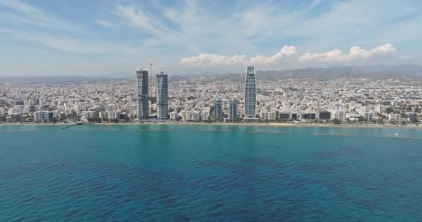 海岸沿いの街並みを空中から眺める 島の高層ビジネスセンターやアパートがある街のビーチ 高品質4K映像 — ストック動画
