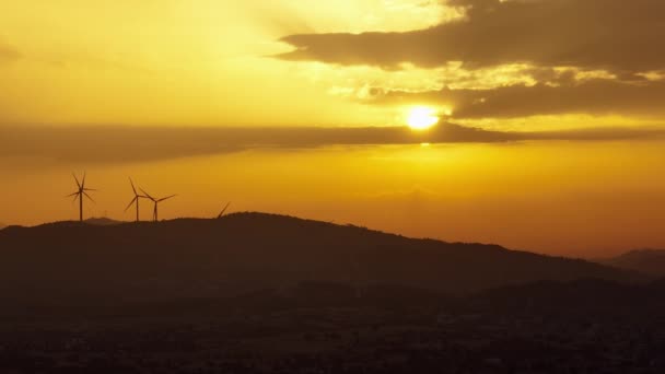 Luftaufnahme Eines Windparks Bei Sonnenuntergang Einer Wunderschönen Landschaft Silhouetten Von — Stockvideo
