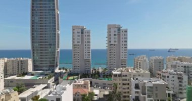 Deniz kıyısındaki gökdelenlerin hava manzarası. Güzel şehir manzarası. Yüksek kalite 4k görüntü