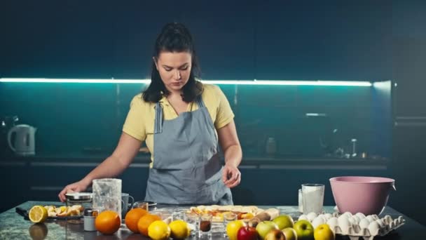 Mulher Cozinheira Caucasiana Prepara Torta Maçã Casa Delicioso Cozimento Caseiro — Vídeo de Stock