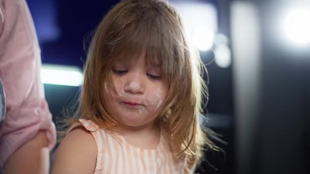 Zbliżenie Dziecka Dziewczyny Której Twarz Pokryta Jest Mąką Pomaga Jej — Wideo stockowe