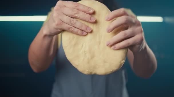 Kobieta Robi Pleśń Pizzy Ciasta Rękami Gotowanie Pysznej Kolacji Domu — Wideo stockowe