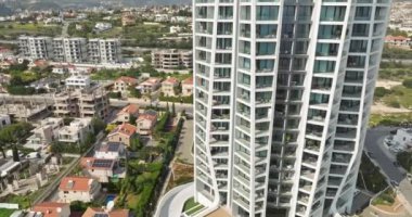 Şehir manzarasında gökyüzü manzaralı yüksek katlı cam bina. Daireleri olan modern mimari. Yüksek kalite 4k görüntü