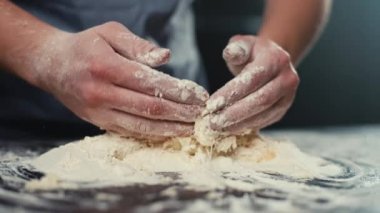 Hamuru yakın plan yapmak için unla yumurtayı karıştırıyorum. Kadın elleri mutfakta ev yapımı hamur işleri ve ekmek yapar. Yüksek kalite 4k görüntü
