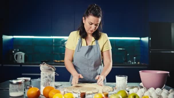 Una Mujer Prepara Masa Casa Cocina Hornear Deliciosos Pasteles Pan — Vídeo de stock