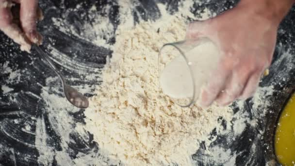 Αργή Κίνηση Βίντεο Την Προσθήκη Ζάχαρης Στη Ζύμη Μαγείρεμα Και — Αρχείο Βίντεο