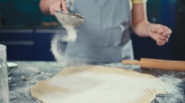 Hamur için un elemeye yakın çekim. Lezzetli ekmek ve hamur işleri pişiriyorum. Yüksek kalite 4k görüntü