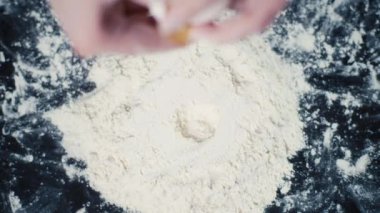 Una düşen bir yumurtanın yavaş çekim videosu. Mutfakta pişirmek için lezzetli hamurlar pişiriyorum. Yüksek kalite 4k görüntü