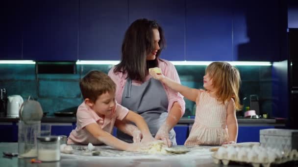 Barnen Hjälper Sin Mamma Att Knåda Degen Köket Föräldrar Lär — Stockvideo