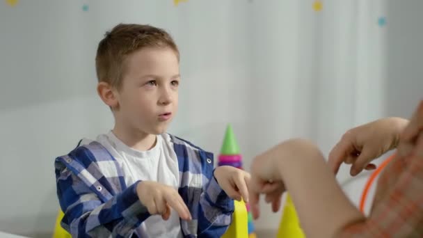 Het Voeden Van Communicatie Spraaktherapie Voor Kinderen Met Autisme Het — Stockvideo
