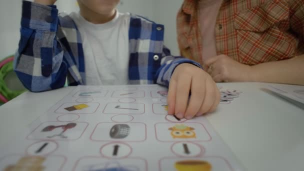 Kaukasischer Autistischer Vorschuljunge Mit Einer Logiklehrerin Vorbereitung Auf Schulische Lernspiele — Stockvideo