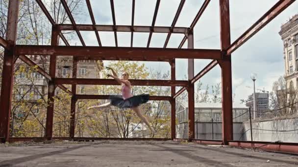 Een Ballerina Puntschoenen Een Jurk Danst Ballet Het Stedelijke Landschap — Stockvideo