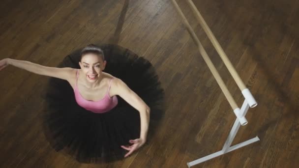 Кавказька Балерина Тренується Танцювальному Залі Біля Балетного Барру Дівчина Займається — стокове відео