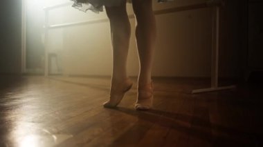 Yükselen Sanatlar: Eğitimde ve Teknikte Bir Balerin Yolculuğu - Tutku, Disiplin ve Azim yoluyla Bale Ustası. Yüksek kalite 4k görüntü