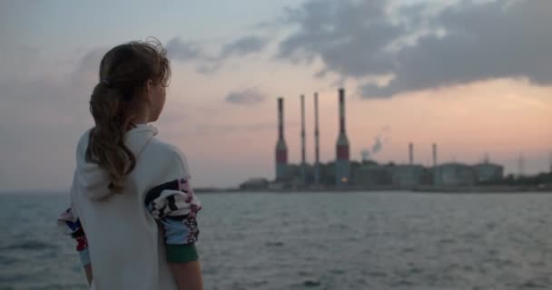 環境保護と生態学の概念は 少女は 発電所を見ています パイプからの二酸化炭素煙による発電と大気汚染 高品質4K映像 — ストック動画