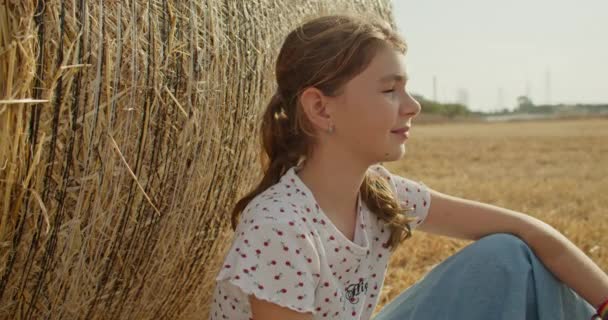 농장에서 행복을 느끼는 Natures Haven Hay 들판을 산책하는 소녀들 고품질 — 비디오