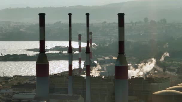 电站工业电生产的空中视图 一个巨大的工厂 从管子里冒出的烟排入海滨的大气中 保护生态和环境 — 图库视频影像