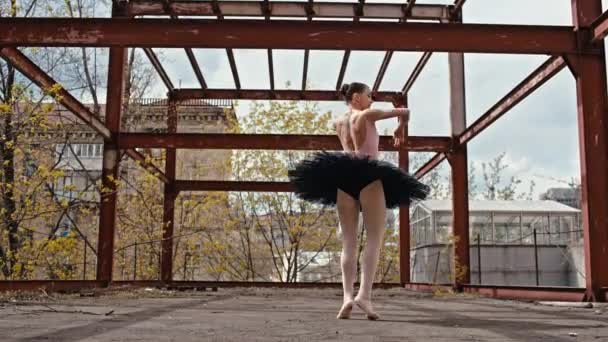 Una Hermosa Bailarina Baila Ballet Una Calle Ciudad Rodeada Edificios — Vídeo de stock