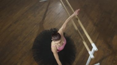 Pratikten Mükemmelliğe Balerin Yoğun Eğitiminin, Tekniğinin ve Sanatsal Sanatının Dünya Bale Dünyası 'nda Serbest Kalmasına. Yüksek kalite 4k görüntü