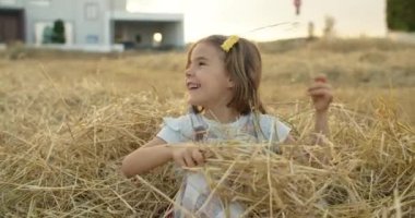 Kafkasyalı bir çocuğun portresi. Sahada saman saçıyor. Mutlu bir çocuk köyde eğleniyor. Yüksek kalite 4k görüntü