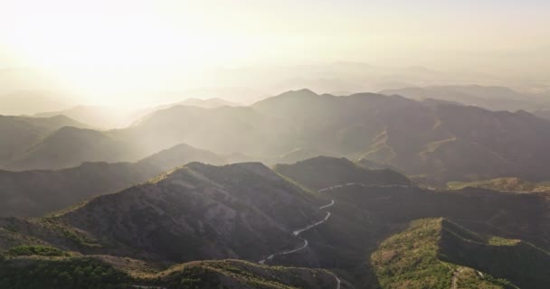 Vista Aérea Paisagem Montanha Pôr Sol Nos Raios Picos Montanha — Vídeo de Stock