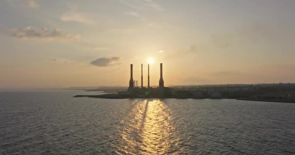 Αεροσταθμός Θέα Στην Ακτή Ηλιοβασίλεμα Καπνός Από Τους Σωλήνες Μολύνει — Αρχείο Βίντεο