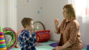 Sınıfta Childs 'ın konuşma terapisi dersi. Çocuk sesleri doğru telaffuz etmeyi öğreniyor ve bir konuşma terapistiyle solunum terapisine giriyor. Yüksek kalite 4k görüntü