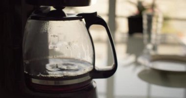 Evde mutfakta filtre kahve hazırlıyorum. Sıcak bir atmosferde sabah kahvaltıda kahve. Yüksek kalite 4k görüntü